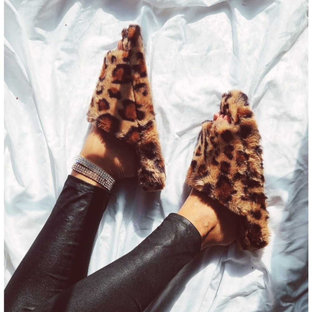 🆕️Comfy Collection// Leopard fur slides - Picture 4 of 4